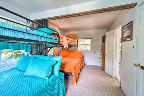 Våningssäng eller våningssängar i ett rum på Lakefront Family Retreat with Boat Slip and Dock!