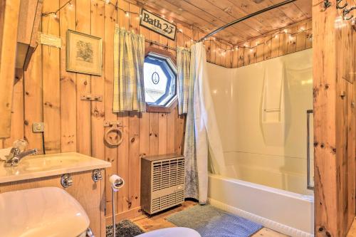 een badkamer met een bad, een toilet en een wastafel bij Rustic Roxbury Ski Farmhouse with Trails! in Roxbury