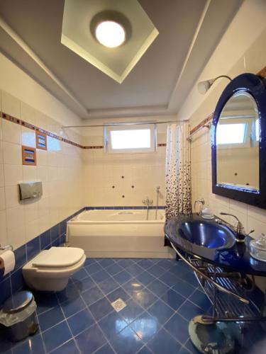 y baño con bañera, lavabo y aseo. en Florina House - Spacious with 2 Bedrooms and mountain view, en Florina