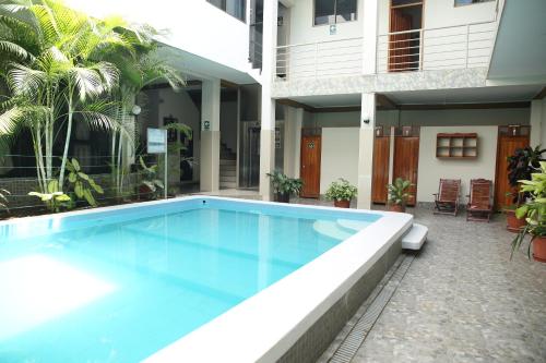 uma grande piscina em frente a um edifício em Hotel Puerto Amazonico em Puerto Maldonado