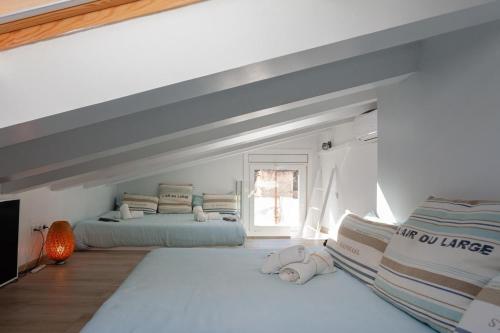 a bedroom with two beds and a window at LLAFRANC 100 - calle Coral- in Llafranc