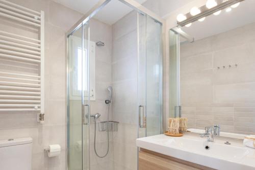 een badkamer met een douche en een wastafel bij LLAFRANC 100 - calle Coral- in Llafranc