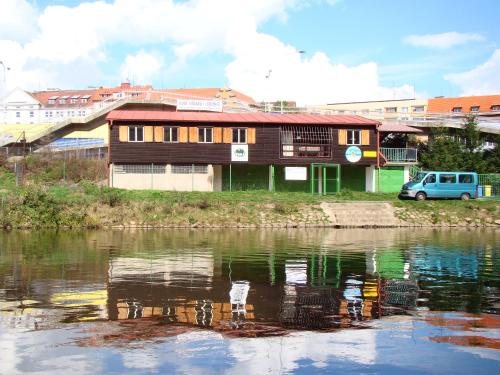 カルロヴィ・ヴァリにあるKlub vodáků Karlovy varyの水の上に座る家