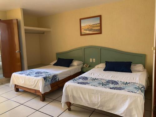 um quarto com duas camas num quarto em Hotel Jar8 Boca -Cerca WTC y plazas comerciales- em Veracruz