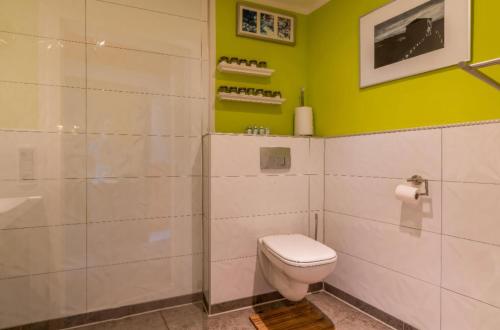 La salle de bains est pourvue d'une douche et de toilettes. dans l'établissement Deichkind Superhost im Viertel, à Brême
