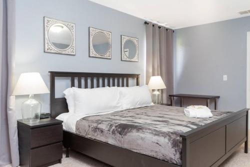 - une chambre avec un grand lit et deux miroirs sur le mur dans l'établissement Moradda New Decor Vacation Home Regal Palms Resort, à Davenport
