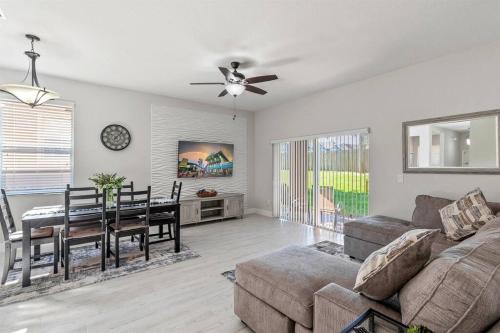 uma sala de estar com um sofá e uma mesa em Newly Remodeled 4BD/4BA Townhouse-Regal Palms Resort Near Disney em Davenport