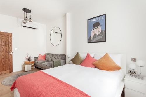a bedroom with a bed with a red blanket at Luxury Two Bedroom Apartment in Marylebone - Central London in London