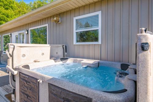 a hot tub in the backyard of a house at Norris Lake Escape in Maynardville