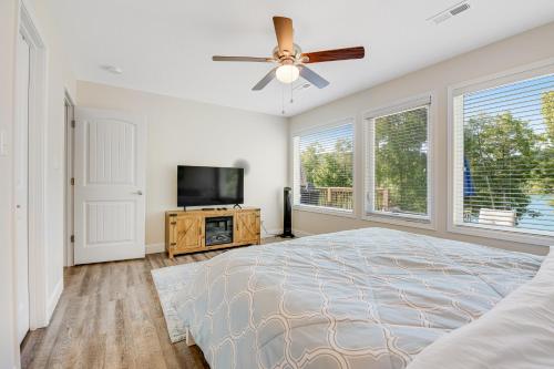 1 dormitorio con 1 cama y TV de pantalla plana en Norris Lake Escape, en Maynardville