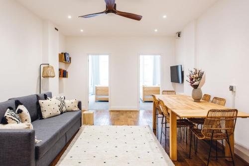 een woonkamer met een bank en een tafel bij 2 Bedroom Apartment right on Trafalgar Square in Londen