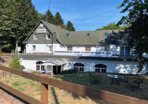 un edificio blanco con una valla delante en Ringhaus - Home of Silver Arrows, en Nürburg