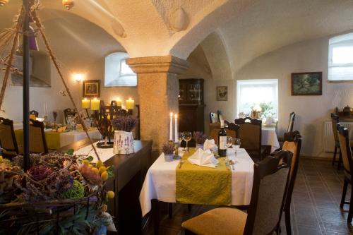 um restaurante com duas mesas com toalha de mesa branca em Logis L Auberge Gutshof em Bischofswerda