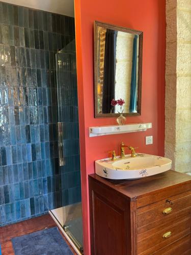 a bathroom with a sink and a shower at Le Clos Chalmon Chambre d'hôte in Montignac