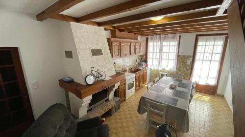 une cuisine avec une table et une salle à manger dans l'établissement Le Hâble 2 Paix - gîte rural en Baie de Somme, à Woignarue