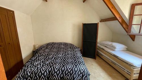 - une chambre avec un lit et une petite armoire dans l'établissement Le Hâble 2 Paix - gîte rural en Baie de Somme, à Woignarue