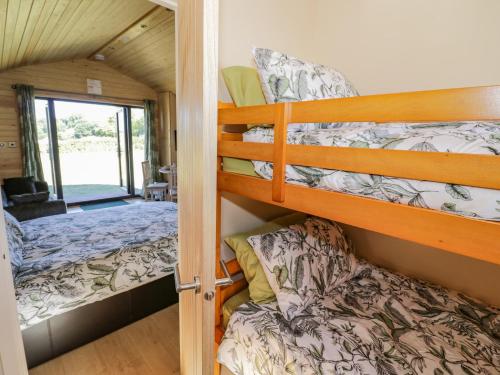 a bedroom with bunk beds in a tiny house at Tamina in Worcester