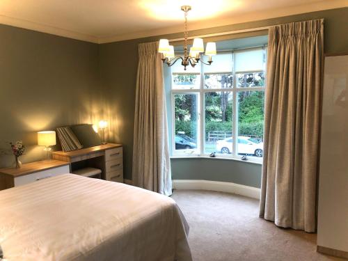 - une chambre avec un lit et une grande fenêtre dans l'établissement White Gable, à Scarborough