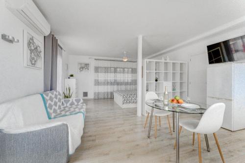 Amazing View Penthouse Studio Huge Private terraceにあるシーティングエリア