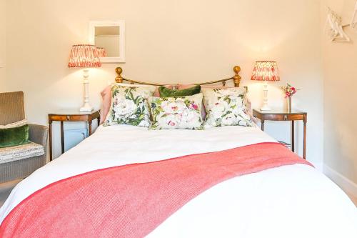 1 dormitorio con 1 cama con 2 lámparas en 2 mesas en Morningside Cottage en Tenbury