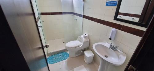 Baño pequeño con aseo y lavamanos en Apartamento en santa marta brisa marina 1006, en Santa Marta