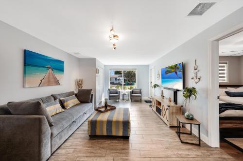 - un salon avec un canapé et une table dans l'établissement Waterfront Fll&beaches, Bbq, Kayaks, Canoe, à Dania Beach