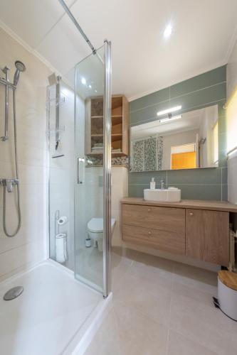une salle de bain avec une douche, des toilettes et un lavabo dans l'établissement super studio, à Peymeinade