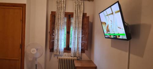 Una televisión o centro de entretenimiento en Alojamiento Turístico El Pantano de Cazorla