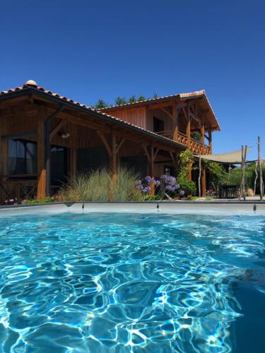 A piscina localizada em La Cabane du Ferret ou nos arredores