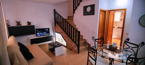 een woonkamer met een bank en een glazen tafel bij Mi refugio in San Sebastián de la Gomera
