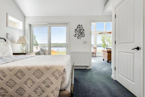 Habitación blanca con cama y ventana en Blues Views, en Castleton