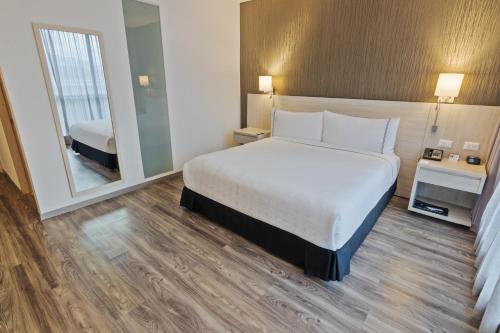 Postel nebo postele na pokoji v ubytování Sonesta Hotel Ibagué