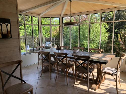 une salle à manger avec une table et des chaises en bois dans l'établissement Maison familiale- jardin & piscine-600m plage, à Saint-Palais-sur-Mer