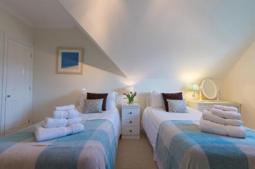Carbis Bay的住宿－Celeste，一间卧室配有两张带毛巾的床