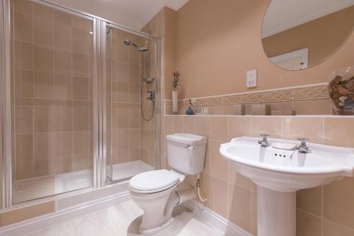 Carbis Bay的住宿－Celeste，浴室配有卫生间、盥洗盆和淋浴。