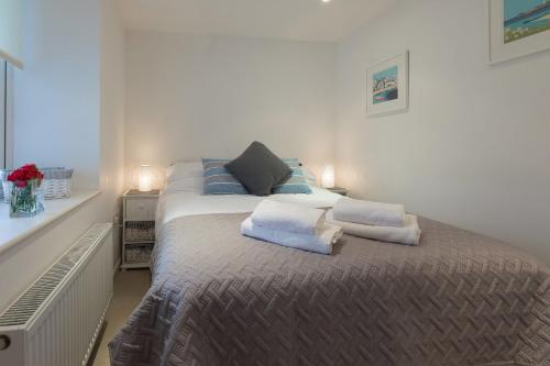 um quarto com uma cama grande e 2 almofadas em Ocean Gate em Carbis Bay