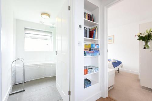 um quarto com uma porta branca com livros em St Ives Bay View em Carbis Bay