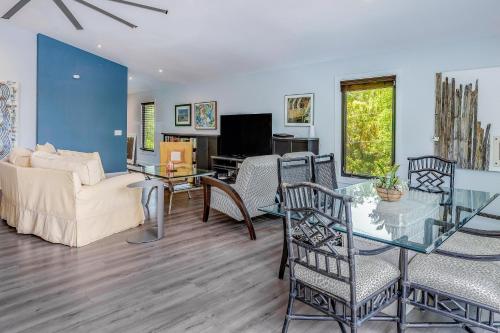 Μια τηλεόραση ή/και κέντρο ψυχαγωγίας στο Bonita Springs Landing