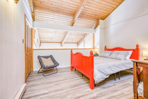 una camera con letto rosso e sedia di Timbers Five ad Angel Fire