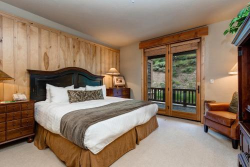 sypialnia z dużym łóżkiem i balkonem w obiekcie Lodges at Deer Valley - #2218 w mieście Park City