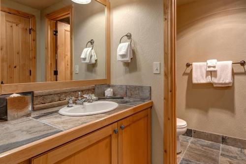 W łazience znajduje się umywalka, toaleta i lustro. w obiekcie Lodges at Deer Valley - #2218 w mieście Park City