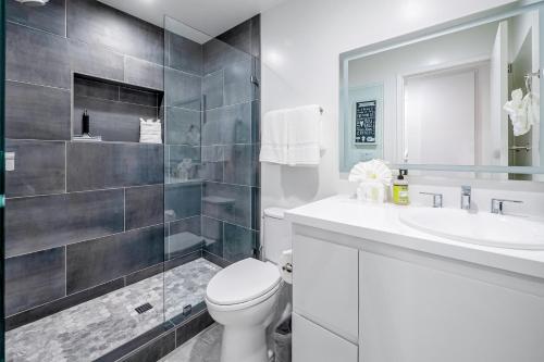 uma casa de banho com um WC e um lavatório em Sweet Escape em San Diego