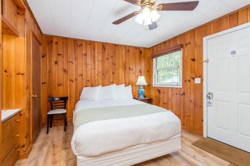 Schlafzimmer mit einem Bett und einem Deckenventilator in der Unterkunft Lakeside Delight - Unit 302 in Flat Rock