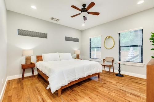 Houston Haven في هيوستن: غرفة نوم بسرير ومروحة سقف