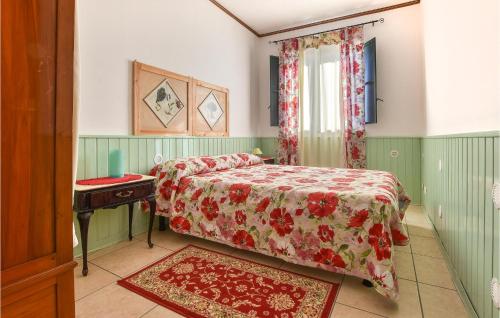 een slaapkamer met een bed, een tafel en een raam bij Amazing Home In Patern With Private Swimming Pool, Can Be Inside Or Outside in Paterno