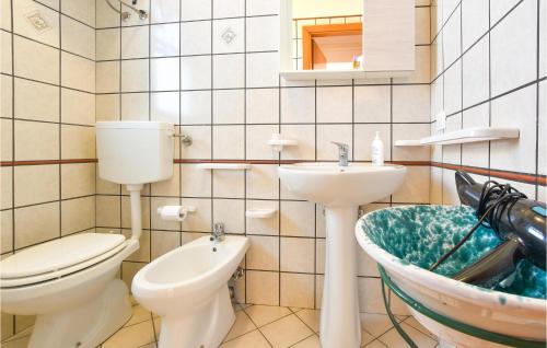 een badkamer met een toilet, een wastafel en een bad bij Amazing Home In Patern With Private Swimming Pool, Can Be Inside Or Outside in Paterno