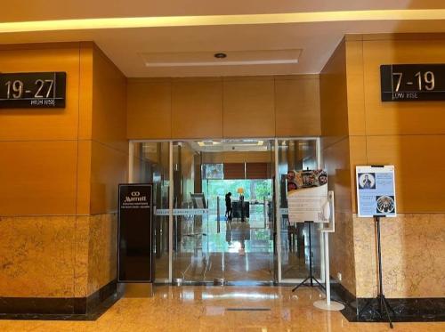 eine Lobby mit Drehtür in einem Gebäude in der Unterkunft Luxury, Modern & Spacious Two Bedrooms Fully Furnished Apartment in Jakarta