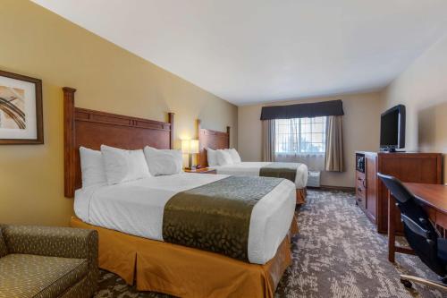 Posteľ alebo postele v izbe v ubytovaní Best Western Plus Red River Inn
