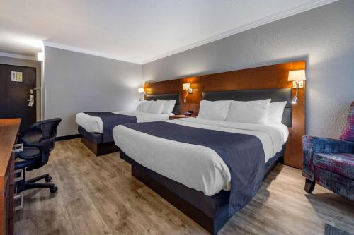 Кровать или кровати в номере Best Western Hotel Universel Drummondville