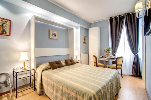 1 dormitorio con 1 cama y 1 mesa con sillas en Residenza Dei Principi, en Roma